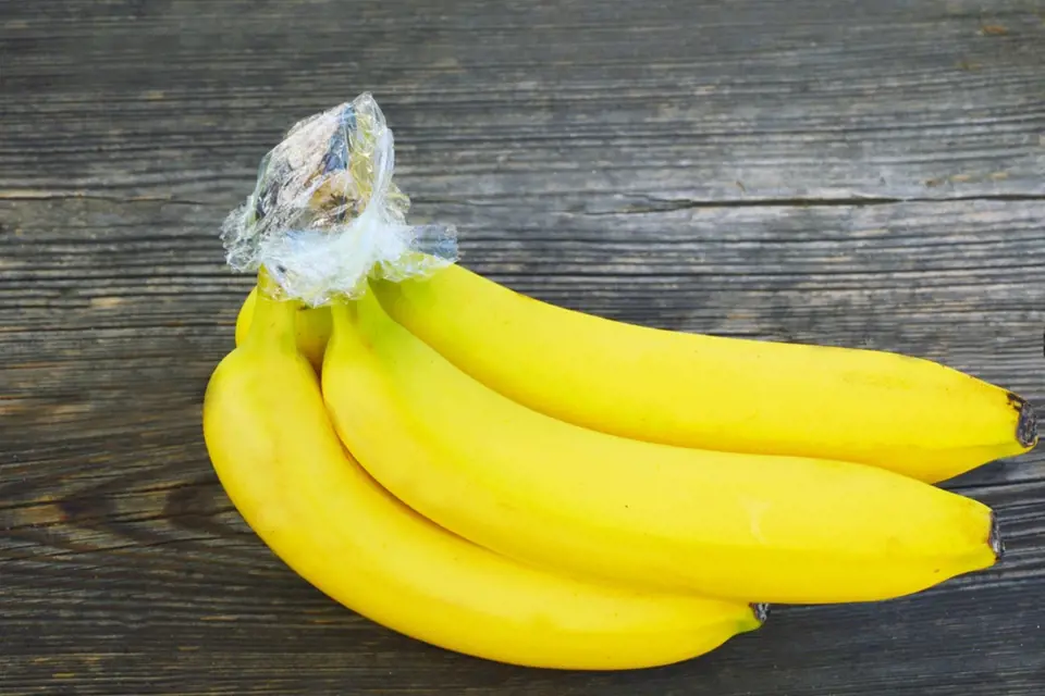 Stopky banánů obalíme alobalem nebo potravinovou fólií.