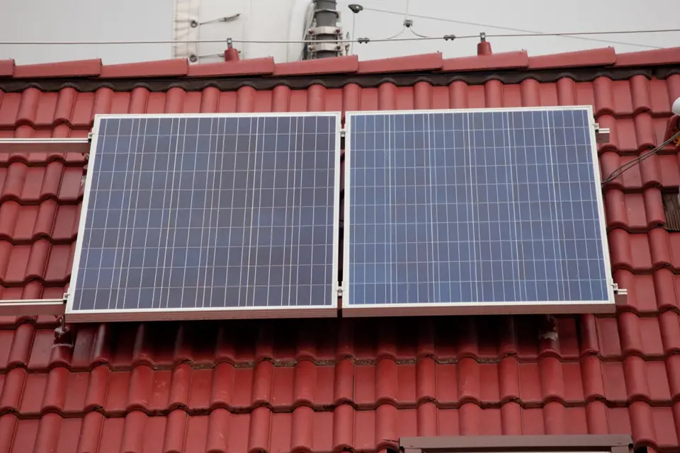 Solární panely na střeše slouží k výrobě elektrické energie