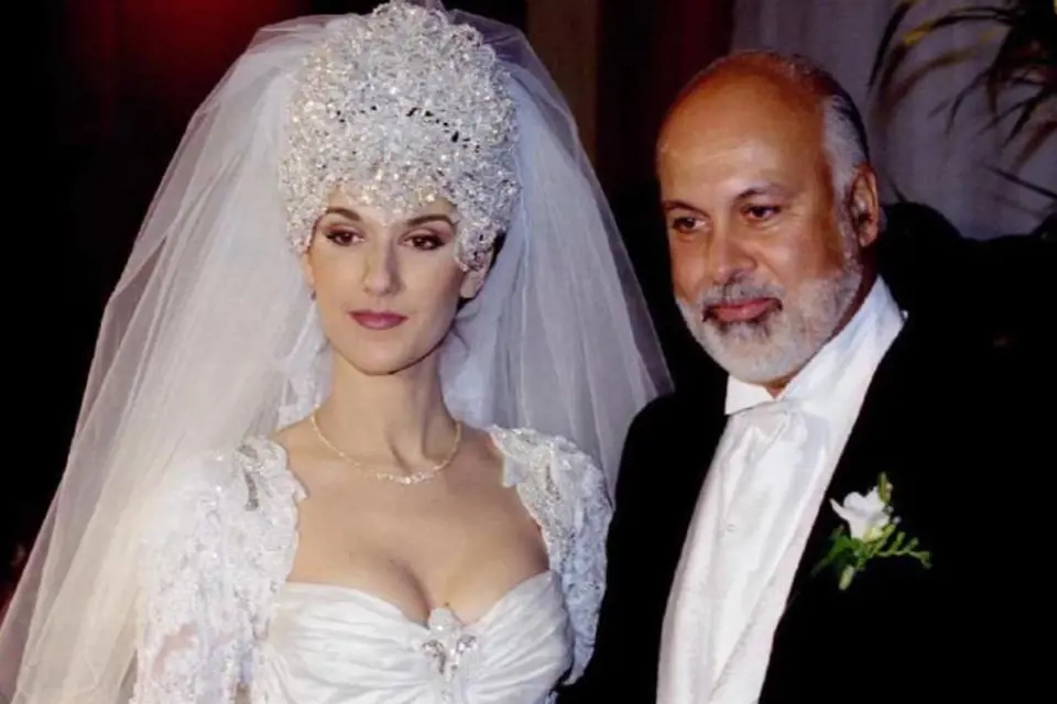 Svatební šaty Celine Dion. Čelenka vážila snad tunu a Celine neslušela. Svatba s René Angelilem se konala v roce 1994.