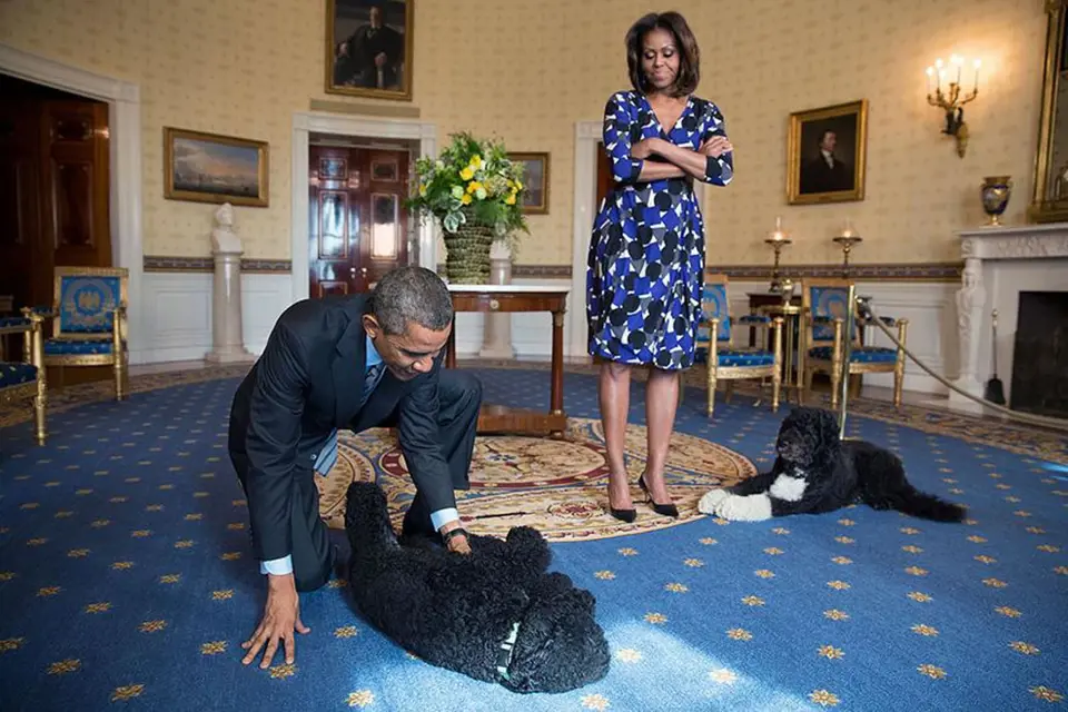 Barack si hraje s rodinnými psy Sunnym a Bo
