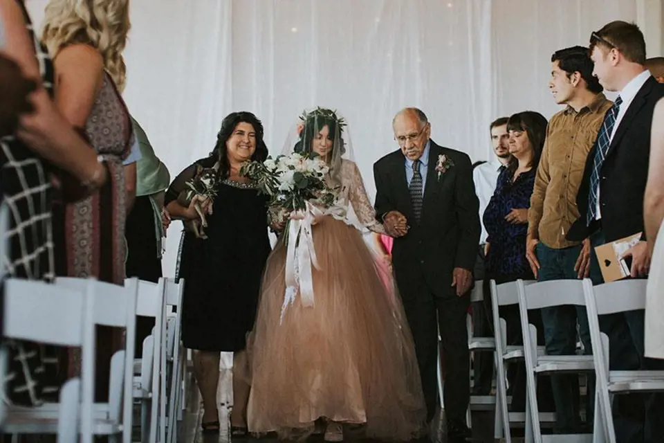 Ovšem po chvíli byli všichni doslova přikování k podlaze! Krásná nevěsta vstala a vydala se za svým budoucím mužem. Po osmi letech na vozíku...