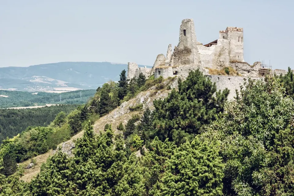 Zřícenina hradu v Čachticích