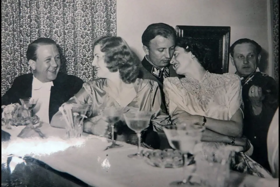 Gretl Braunová na svatbě s Hermannem Fegeleinem