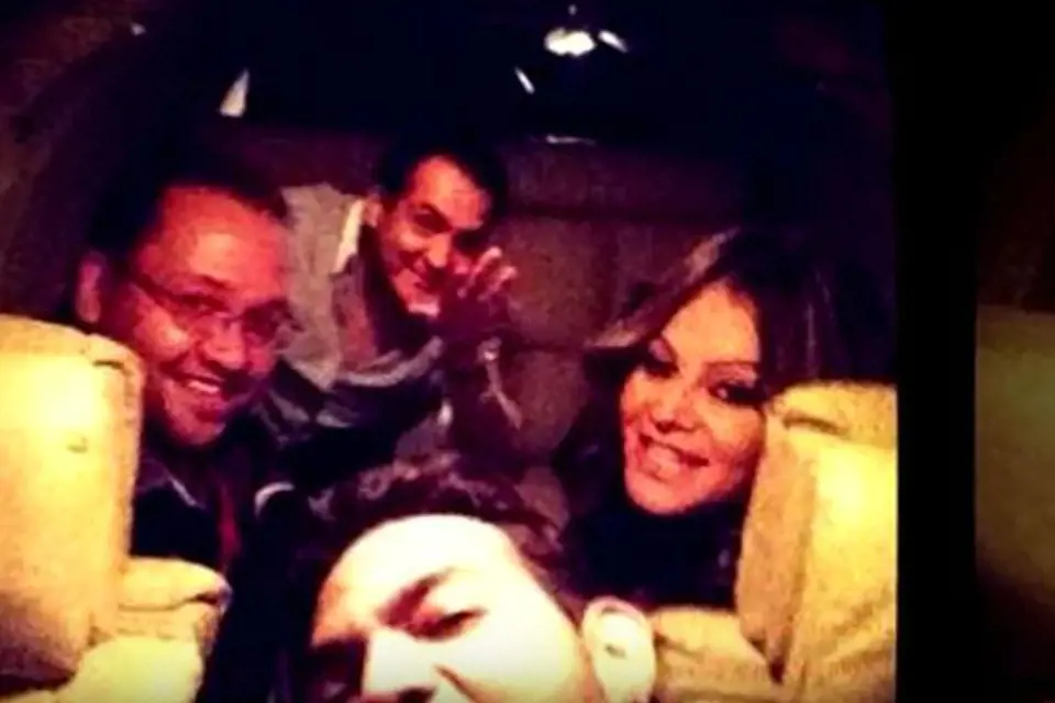 Mexická zpěvačka Jenni Rivera pořídila toto selfie se svou kapelou během letu na další vystoupení. Bohužel chvíli po pořízení fotografie, mělo letadlo nehodu, kterou nikdo nepřežil.