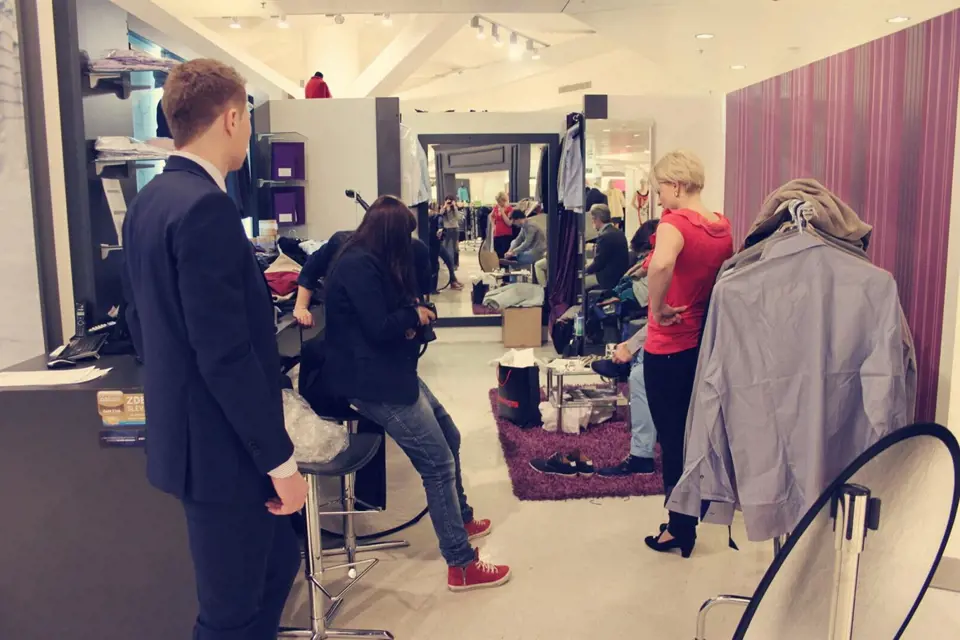 Zkoušení obleků a košilí v butiku Louis Purple