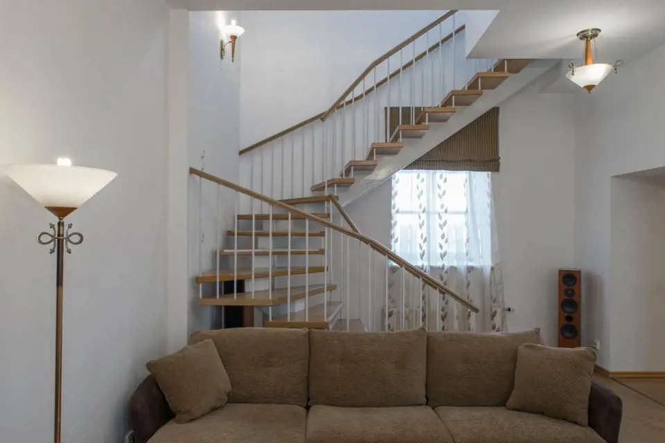 Kombinace dřeva a kovu je velmi příjemným doplňkem do světlé místnosti, celkově schodiště působí vzdušným a lehkým dojmem. Foto: Shutterstock.com