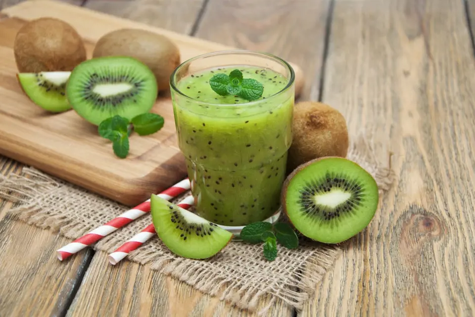 Z kiwi můžete připravit třeba výborné smoothie plné vitaminů a minerálních látek.
