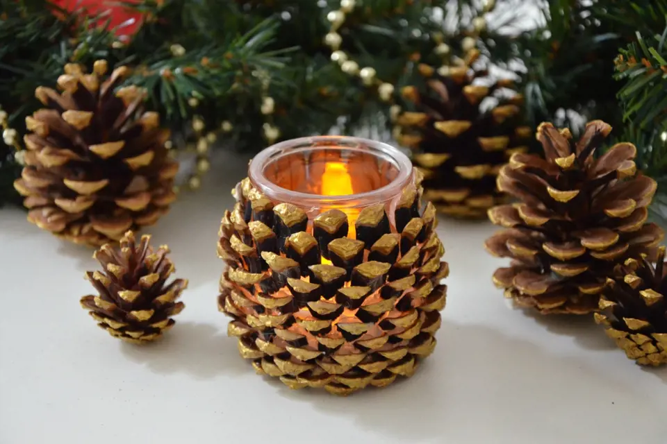 Zářící šiška, svícen vyrobený ze šupin a skleničky