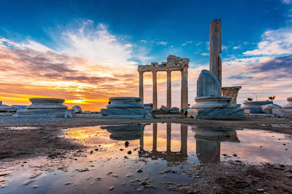Apollonův chrám v Side je jednou z tureckých památek.