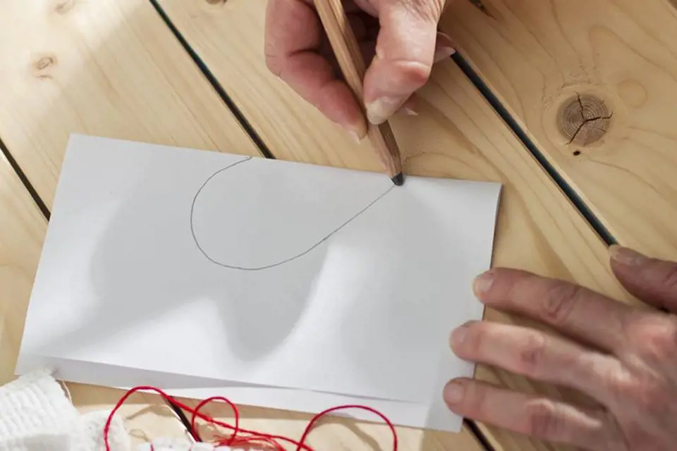 Na papír nakreslete půlku srdce.