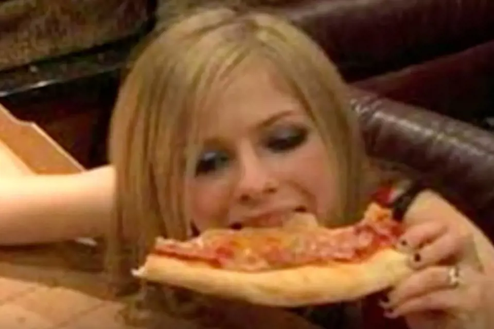 Avril Lavigne ví, že při pití je dobrý mít plný žaludek!