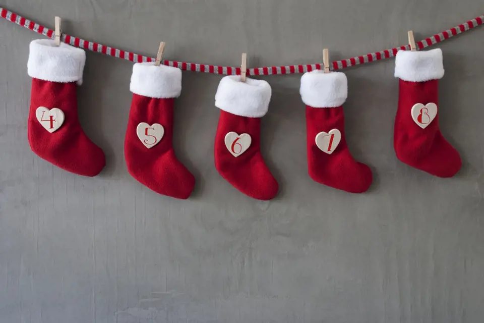 Krásné červeno-bílé vánoční ponožky skrývají malé dobroty. 