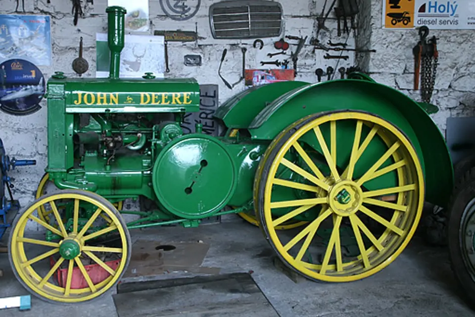 John Deere s benzinovým motorem 8,5 l, druhý takový v Česku má pražské Národní zemědělské muzeum 