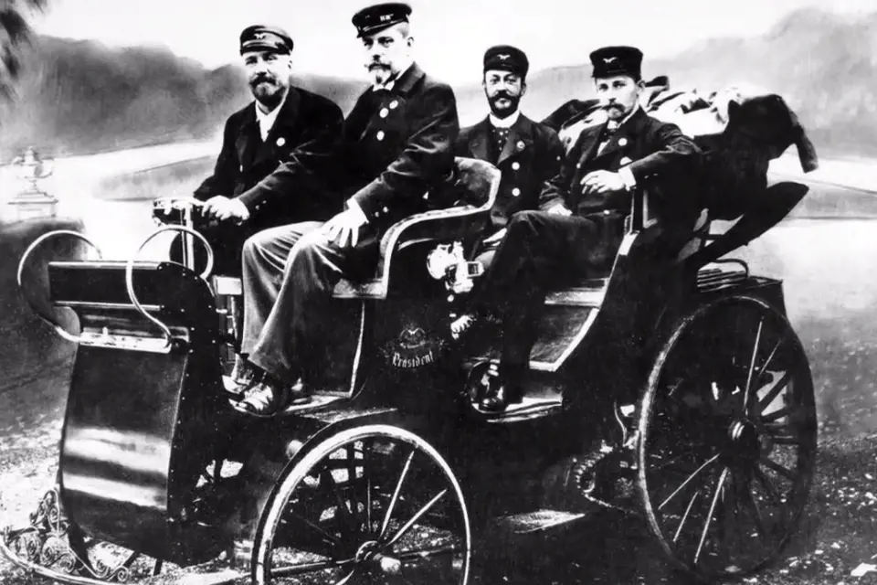 První automobil vznikl v tehdejším Rakousku-Uhersku v letech 1897-1898.