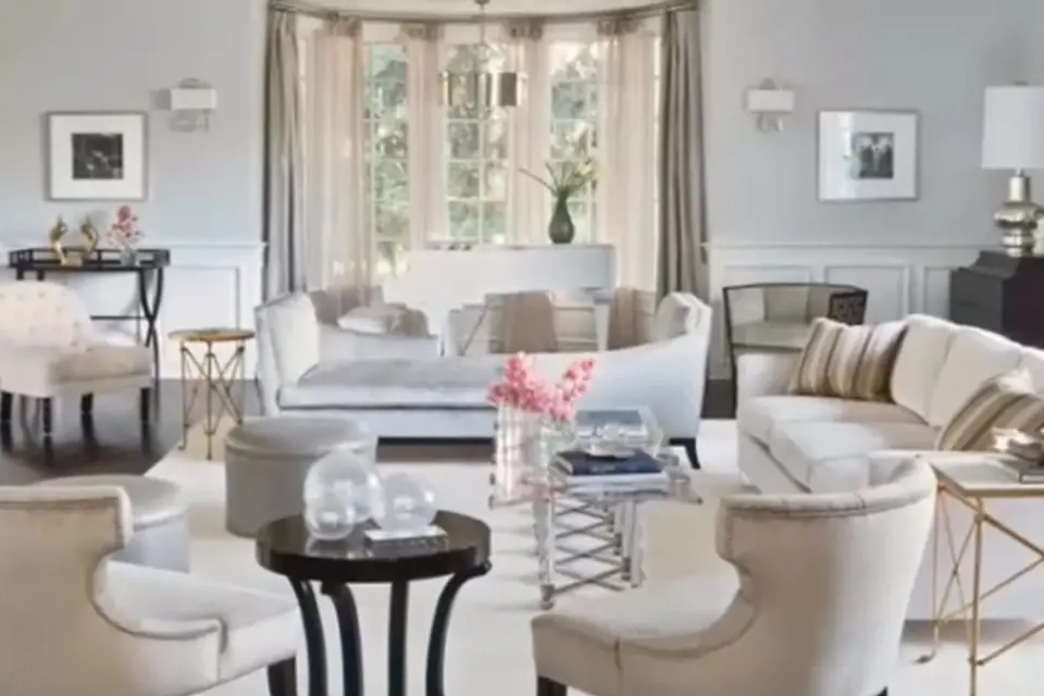 Obývacích pokojů, kde ráda tráví čas s dětmi, má J.Lo ve svém losangeleském domě několik.