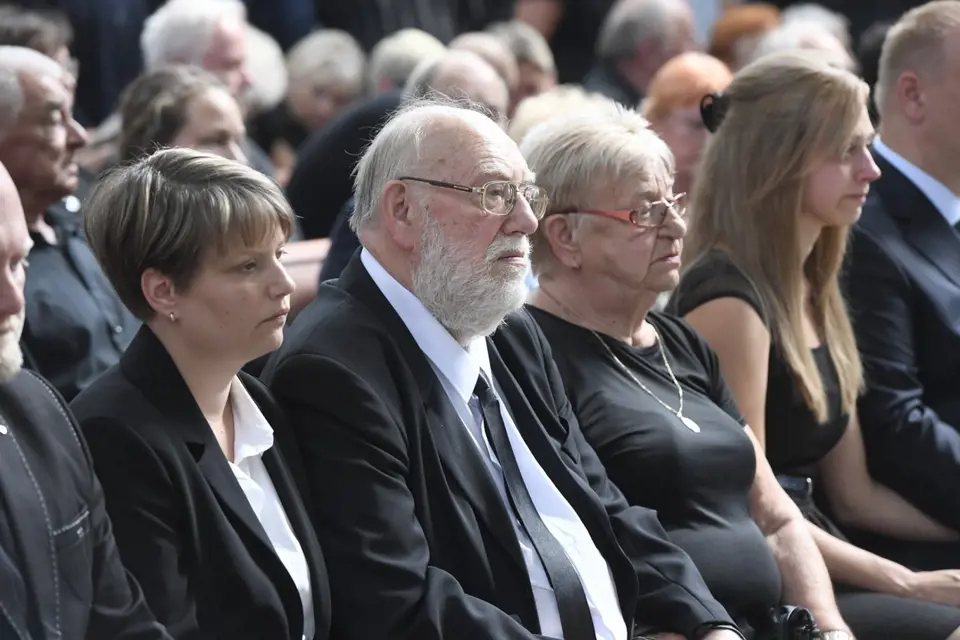 Jan Nedvěd se sestrou a manželkou Pavlínkou na pohřbu bratra Františka. 