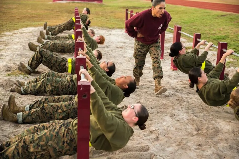 Vojáci jsou často i ženy, jejich trénink není o nic lehčí než ten mužský.
