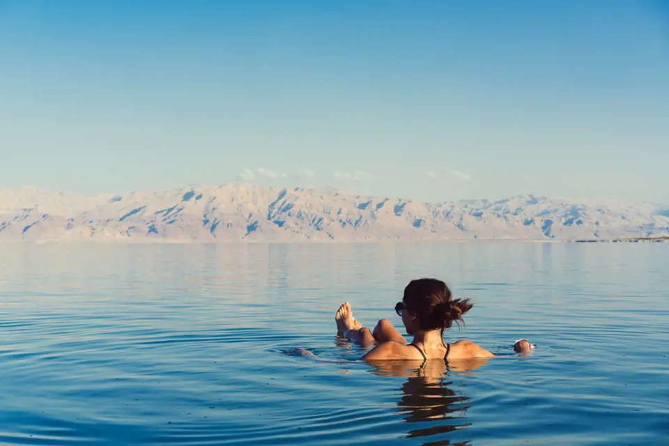 Mrtvé moře je díky soli turistickou atrakcí.