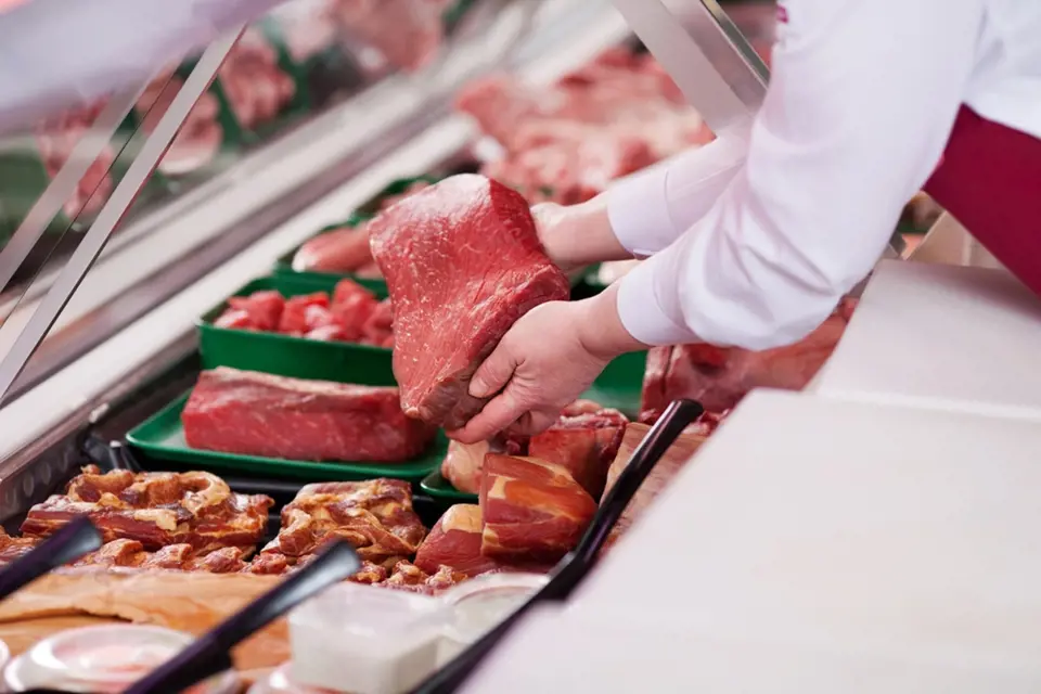 Před nákupem si nechejte maso ukázat mimo vystavenou mrazicí plochu.