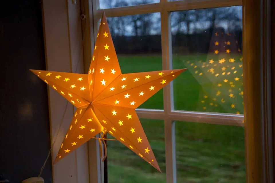 Velké papírové hvězdy, které vídáme zářit v oknech o Vánocích jsou švédské hvězdy.