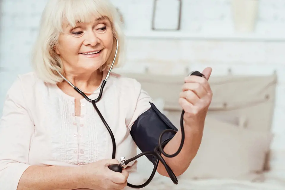 Senioři mají s krevním tlakem problémy téměř vždy.