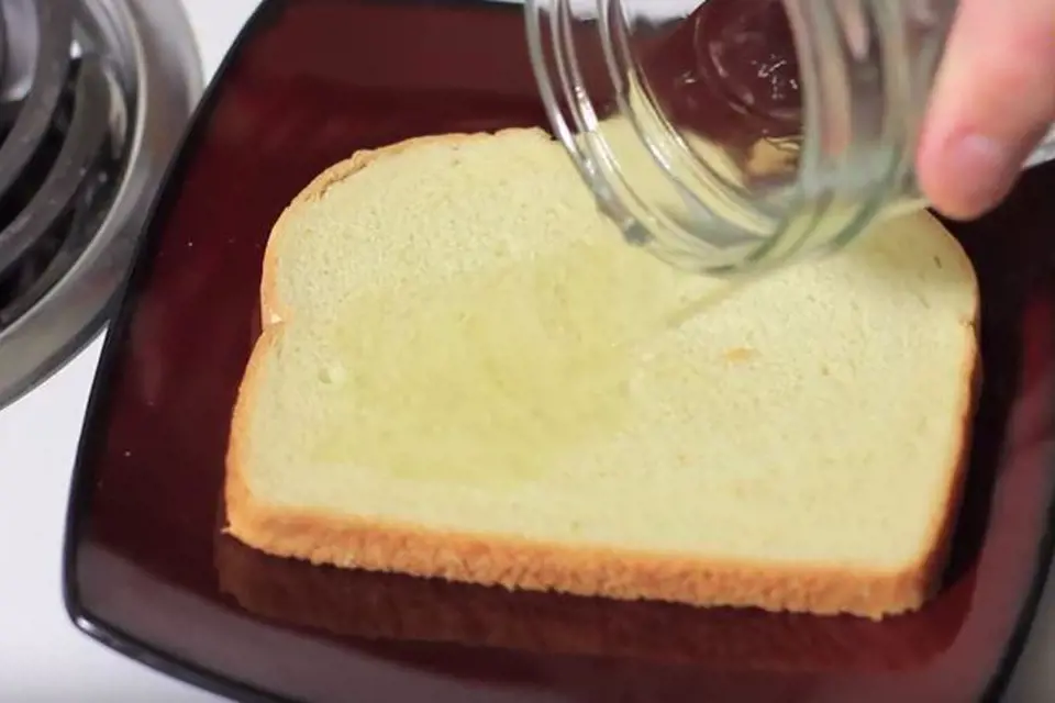 Polijte octem plátek toastového chleba, ten vložte do zapáchajícího koše. Po chvli můžete chleba vyjmout, bude po zápachu.