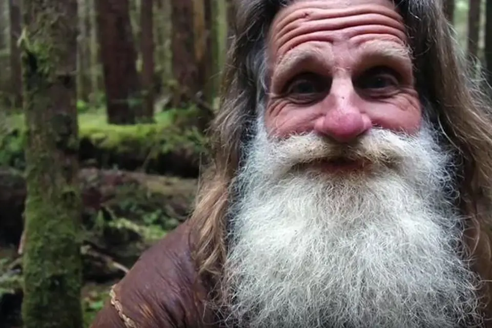 Les – Mick Dodge odešel před pětadvaceti lety do lesů ve státě Washington a začal žít prostý život.