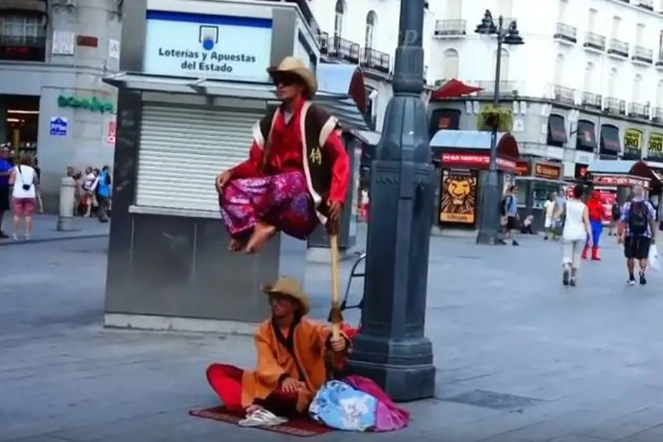 Pouliční levitace – ve větších městech jsou tito “umělci“ k vidění poměrně často. V čem tedy spočívá jejich levitace?