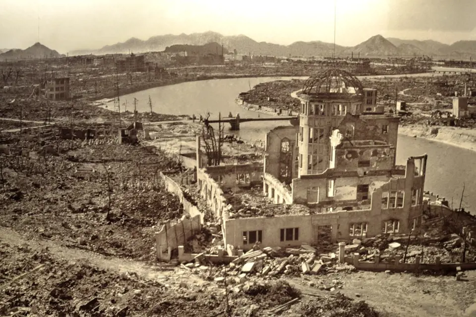 Hirošima po výbuchu atomové bomby v roce 1945