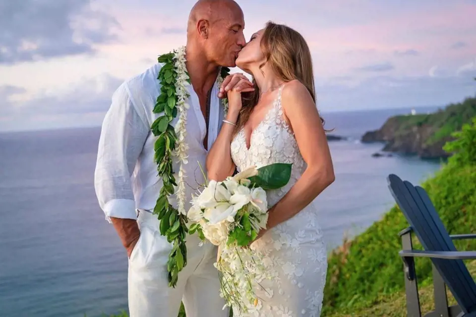 Dwayne Johnson s manželkou Lauren, kterou si vzal letos na Havaji.