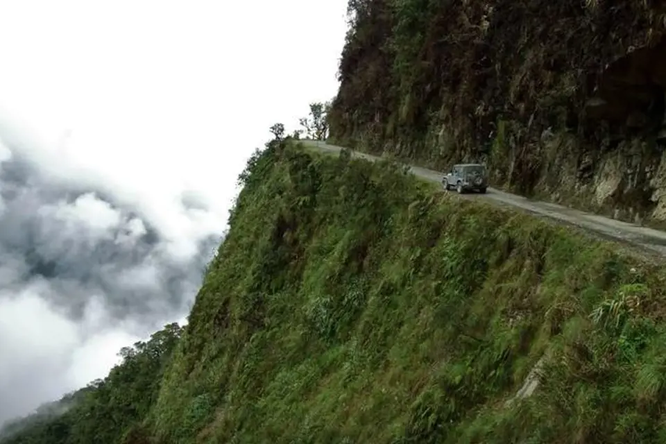 Bolivie, Jižní Amerika – Silnice, která tu lemuje úbočí horského průsmyku, patří k nejnebezpečnější na světě. Prakticky se po ní nedá bez nehody projet. Stačí jen trochu uhnout z trasy a není šance na záchranu.