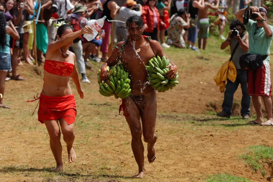 Závodníky s banány čeká v cíli občerstvení
