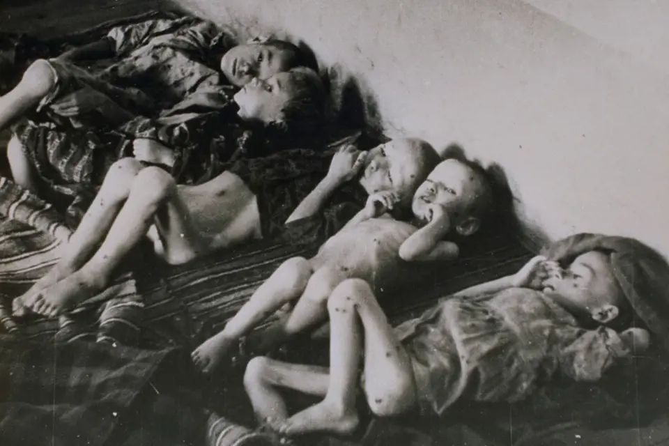 Zubožené a podvyživené děti z Jasenovace