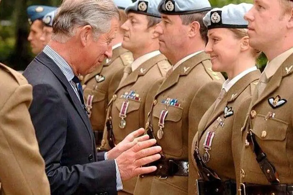 Princ Charles při předávání vyznamenání