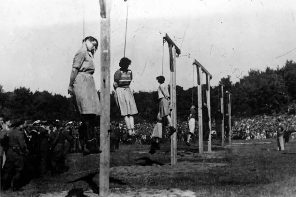 Ewa Paradies, dozorkyně z koncentračního tábora Stutthof byla 4. července 1946 na kopci Biskupia Gorka veřejně oběšena. Na fotografii druhá zleva.