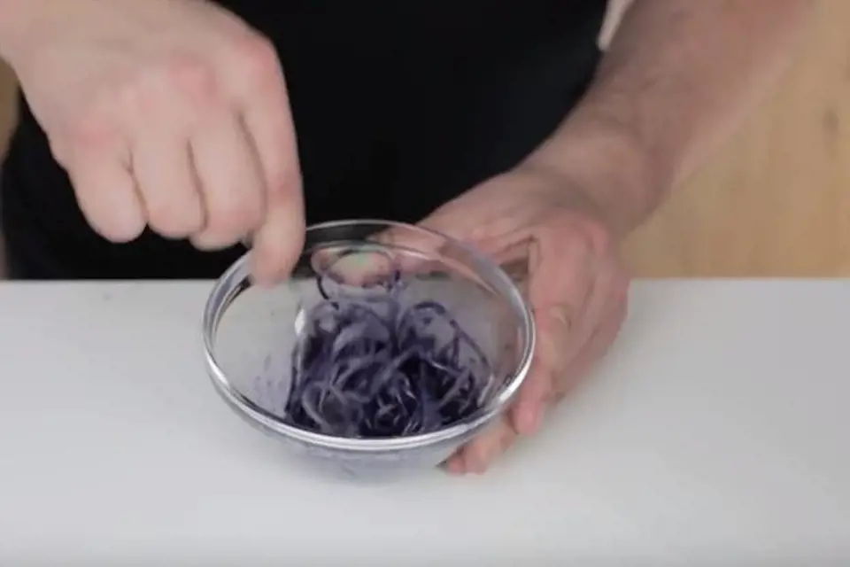 Uvařte mísu těstovin, které postupně po částech obarvěte pár kapkami potravinářského barviva. 