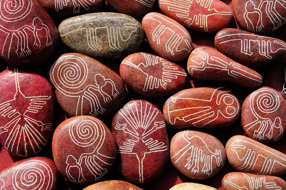 Takovéto krásně zdobené kameny si můžete dovézt jako suvenýr z Peru. 