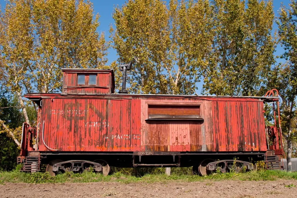 Podobně jako maringotku můžeme k bydlení upravit i starý železniční vagon.