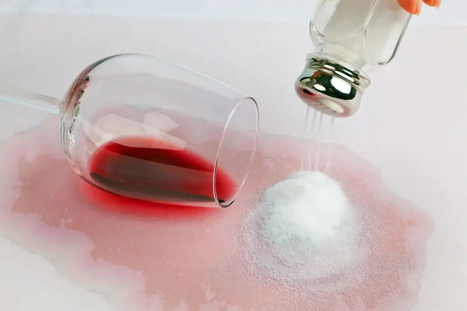 Při rozlití červeného vína pomůže s odstraněním skvrny sůl.