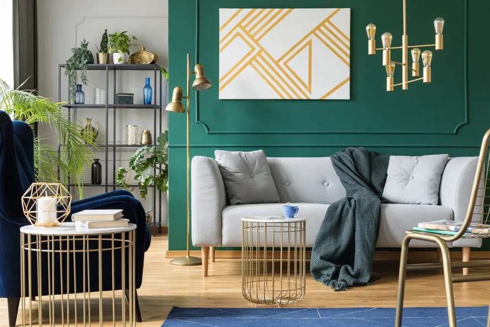 Jedna výrazná stěna může změnit celý interiér. Smaragdově zelená je v kombinaci se zlatým kovem luxusní.