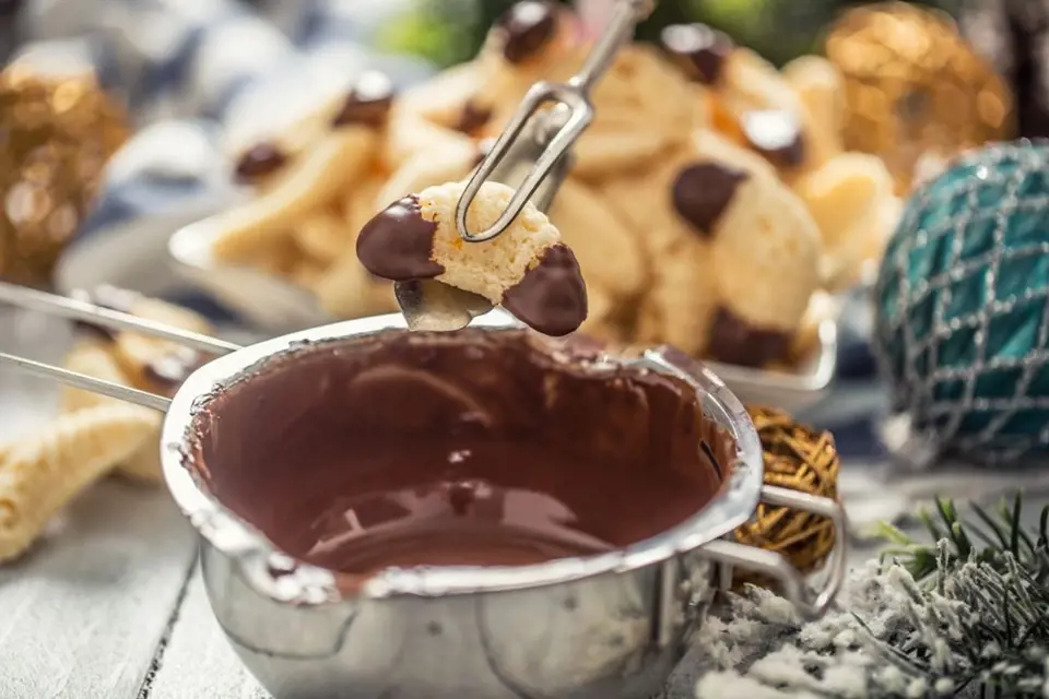 S máčením cukroví v čokoládové polevě si můžete vyhrát