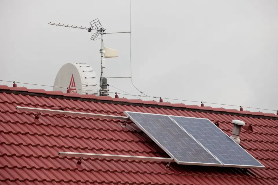Solární panely na střeše slouží k výrobě elektrické energie