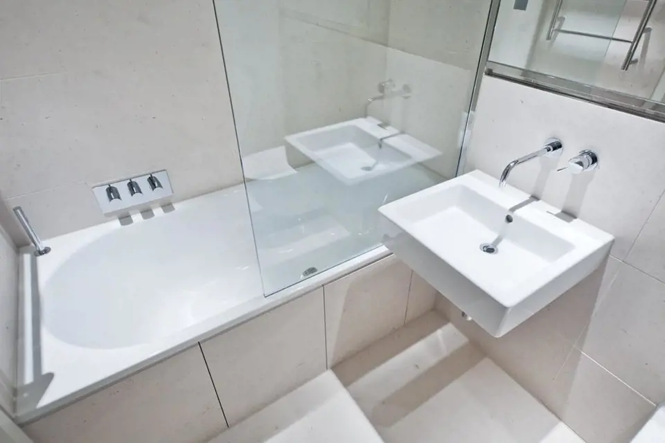 Pro pohodlné sprchování lze na vanu instalovat zástěnu, která koupelnu ochrání od vylité vody. Zdroj: Shutterstock.