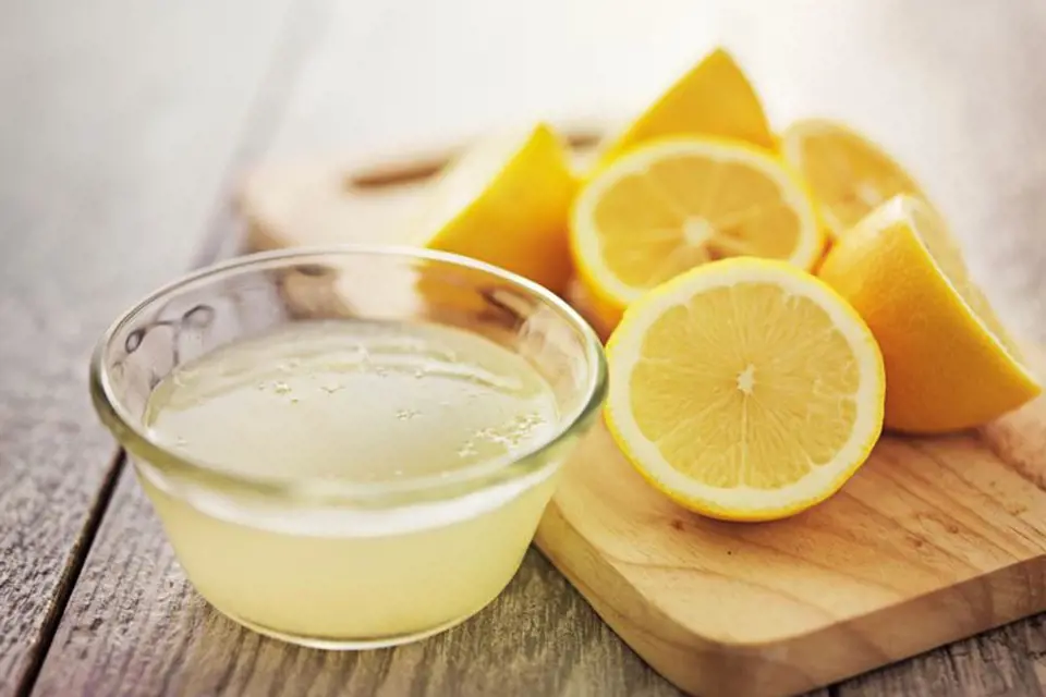 Ilustrační foto - citrony a šťáva z nich