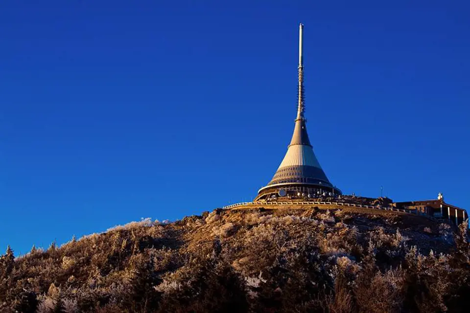 TV vysílač a hotel Ještěd je nejznámější stavbou architekta Karla Hubáčka