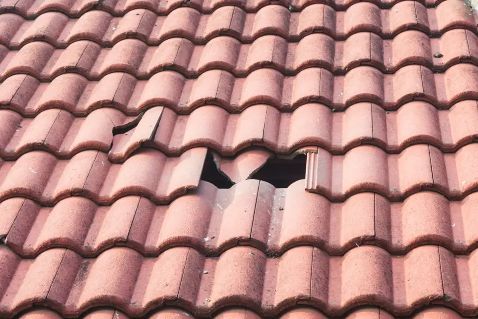 Poškození střechy je nutné řešit co nejdříve