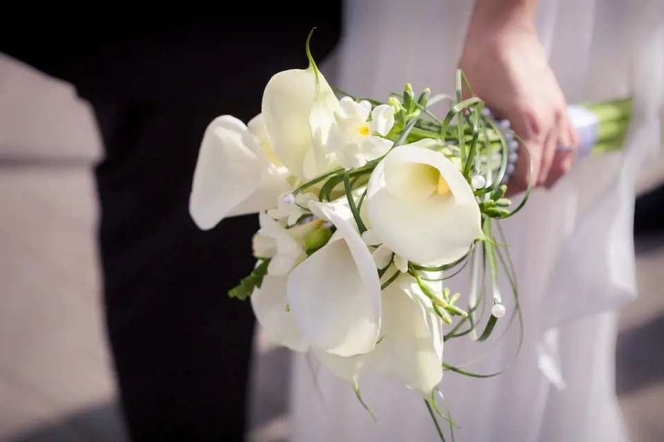 Svatební kytice z kornoutic s bílými toulci.