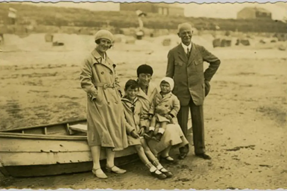 Emil Kolben se svou snachou a vnuky na pláži, kolem 1930