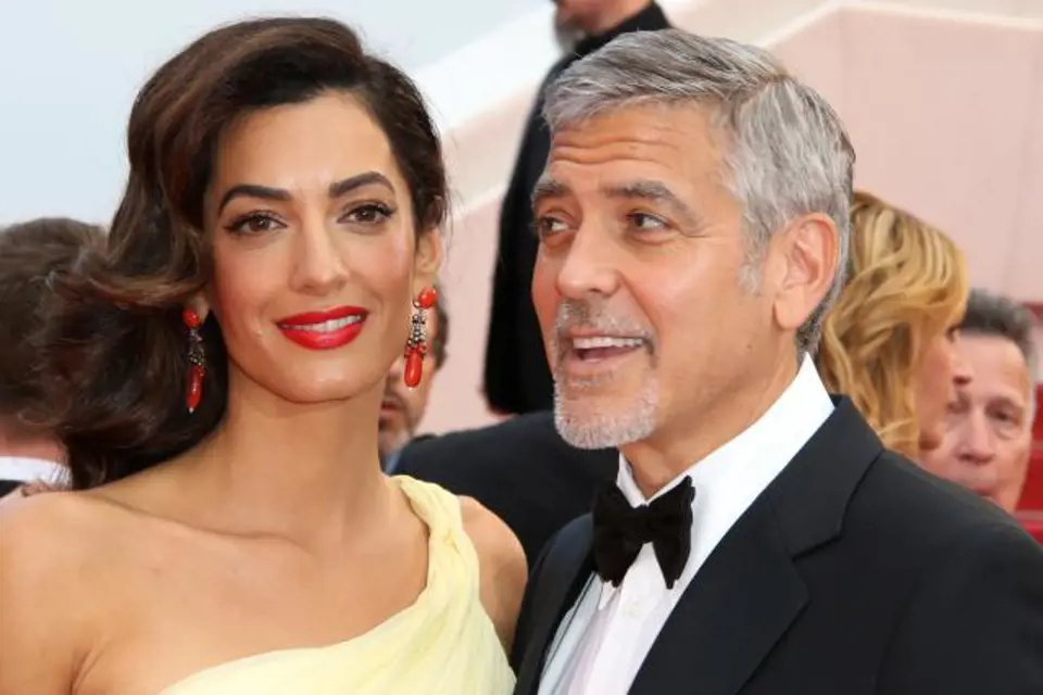 George Clooney se musí pořádně ohánět, aby byl neustále zajímavý pro svou překrásnou a hlavně úspěšnou ženu Amal. Ta od něj obdržela kabelku z krokodýli kůže s monogramem ozdobeným diamanty.