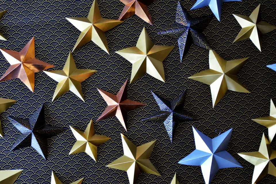 Doma vyrobené papírové hvězdičky jsou půvabnou vánoční ozdobou